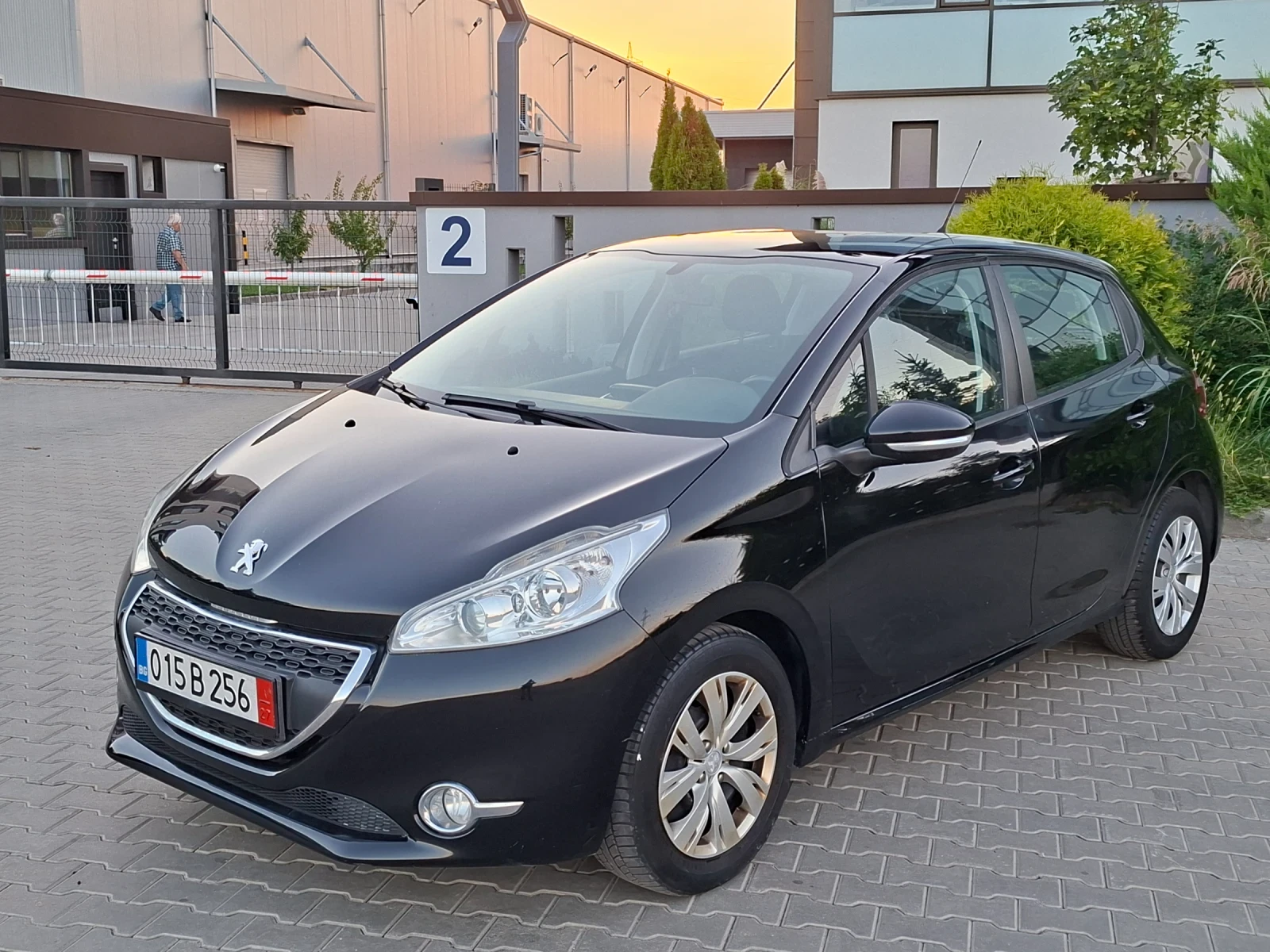 Peugeot 208 1.2i* (82кс)* EURO-5* LED* HOB BHOC* , снимка 4 - Автомобили и джипове - 56011881