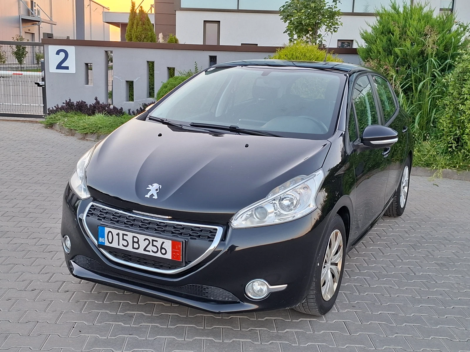 Peugeot 208 1.2i* (82кс)* EURO-5* LED* HOB BHOC* , снимка 2 - Автомобили и джипове - 56011881