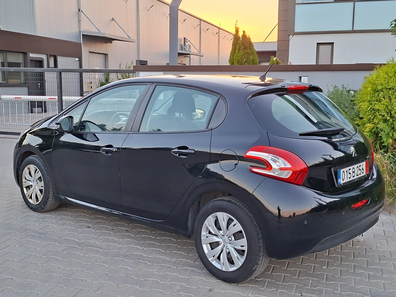 Peugeot 208 1.2i* (82кс)* EURO-5* LED* HOB BHOC* , снимка 6 - Автомобили и джипове - 56011881