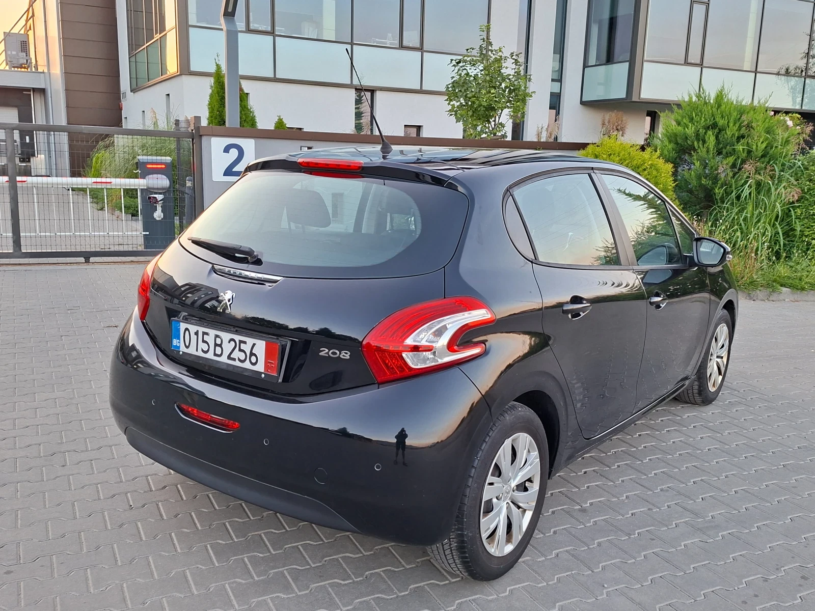 Peugeot 208 1.2i* (82кс)* EURO-5* LED* HOB BHOC* , снимка 12 - Автомобили и джипове - 56011881