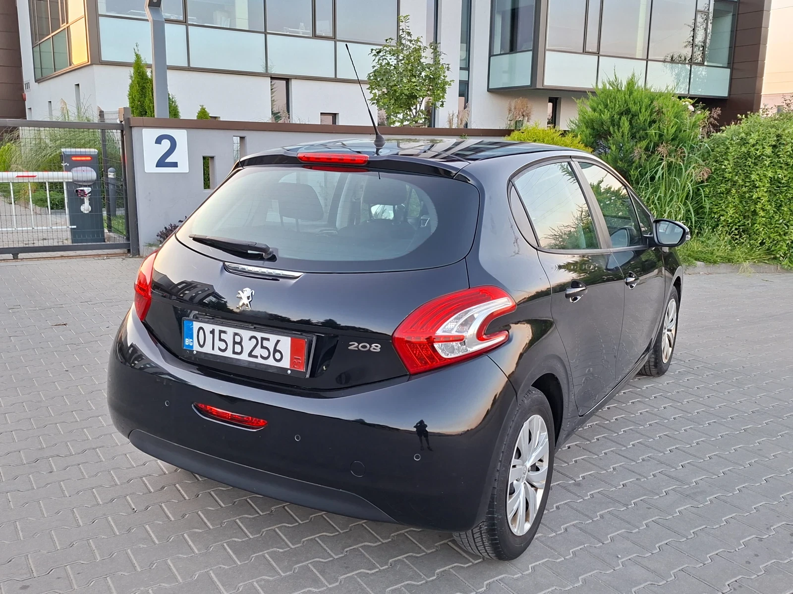 Peugeot 208 1.2i* (82кс)* EURO-5* LED* HOB BHOC* , снимка 14 - Автомобили и джипове - 56011881
