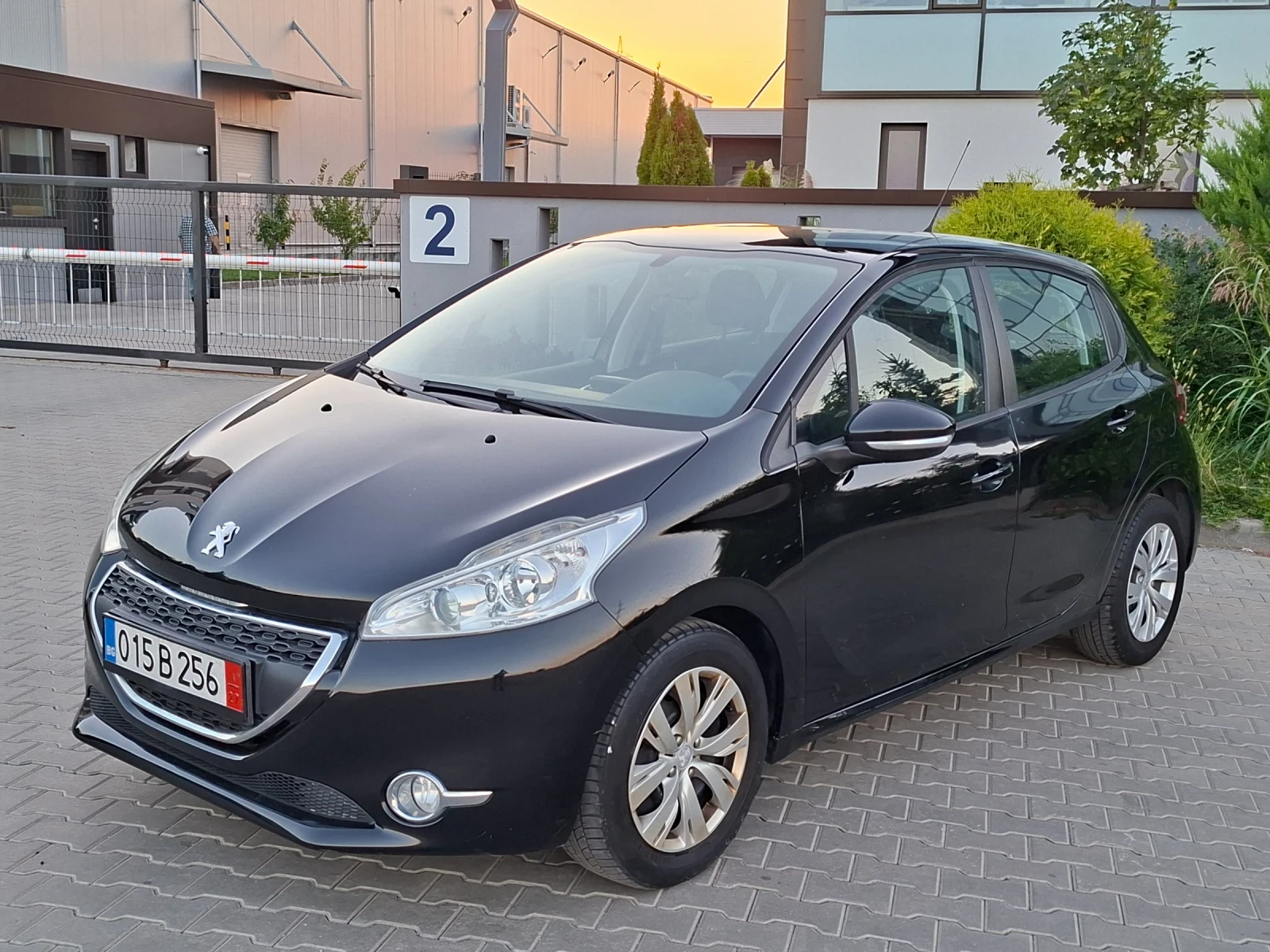 Peugeot 208 1.2i* (82кс)* EURO-5* LED* HOB BHOC* , снимка 5 - Автомобили и джипове - 56011881