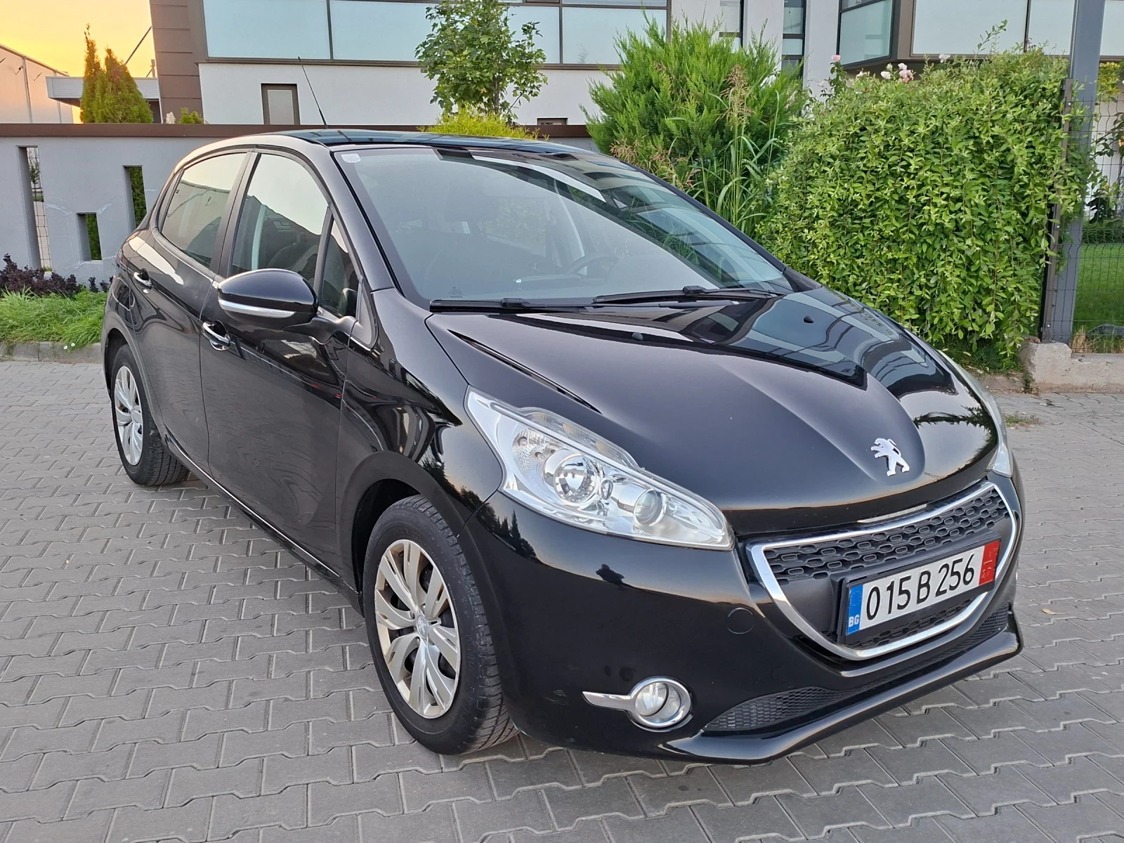 Peugeot 208 1.2i* (82кс)* EURO-5* LED* HOB BHOC* , снимка 9 - Автомобили и джипове - 56011881