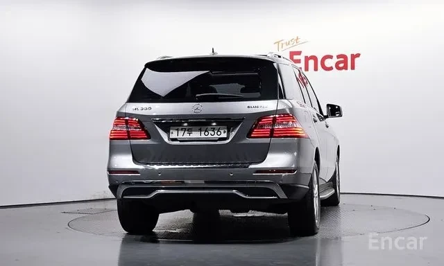 Mercedes-Benz ML 350 D * AIRMATIC * ОБДУХВАНЕ * ТЕЛЕВИЗОРИ * 4 ПОДГРЕВА, снимка 4 - Автомобили и джипове - 56233515