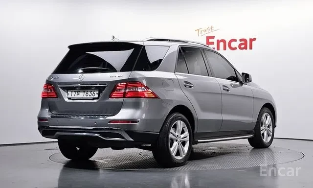 Mercedes-Benz ML 350 D * AIRMATIC * ОБДУХВАНЕ * ТЕЛЕВИЗОРИ * 4 ПОДГРЕВА, снимка 3 - Автомобили и джипове - 56233515