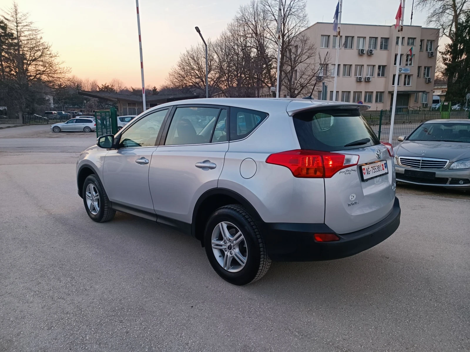 Toyota Rav4 2.0i-151кс-ШВЕЙЦАРИЯ-РЪЧКА-6ск-4X4-NAVI, снимка 5 - Автомобили и джипове - 53727772