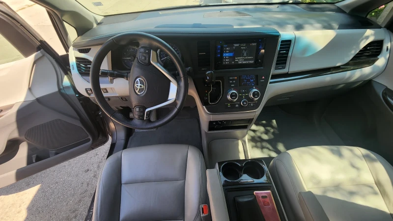 Toyota Sienna XLE, снимка 4 - Автомобили и джипове - 52150453