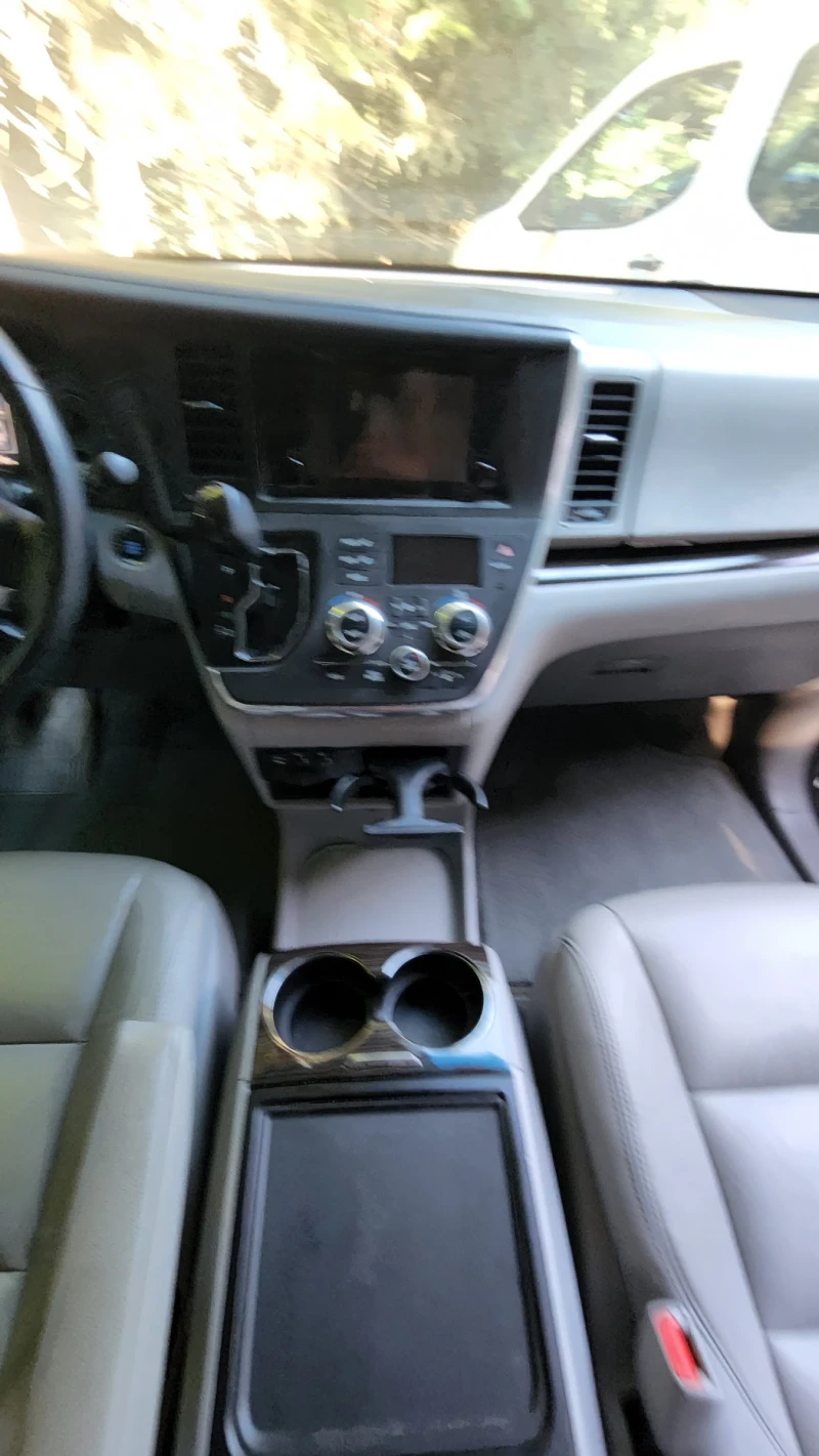 Toyota Sienna XLE, снимка 11 - Автомобили и джипове - 52150453