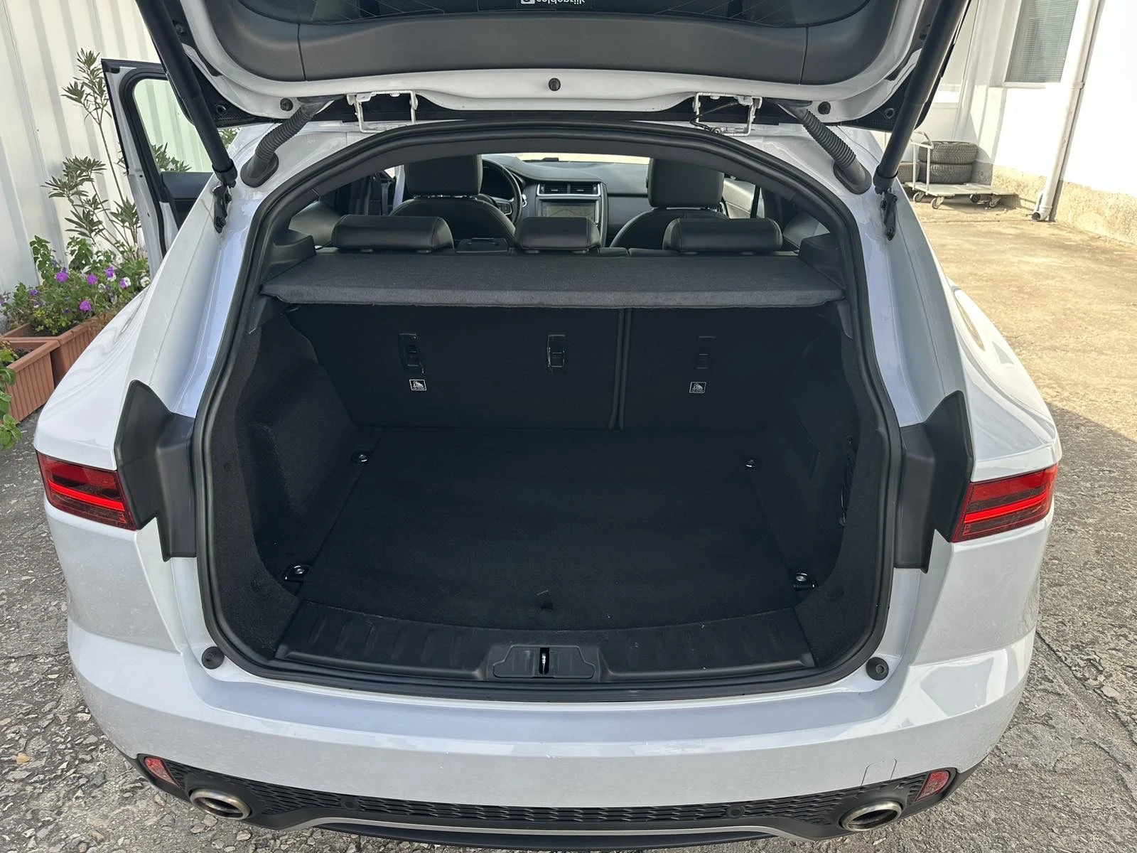 Jaguar E-pace D180 AWD, снимка 11 - Автомобили и джипове - 54335246