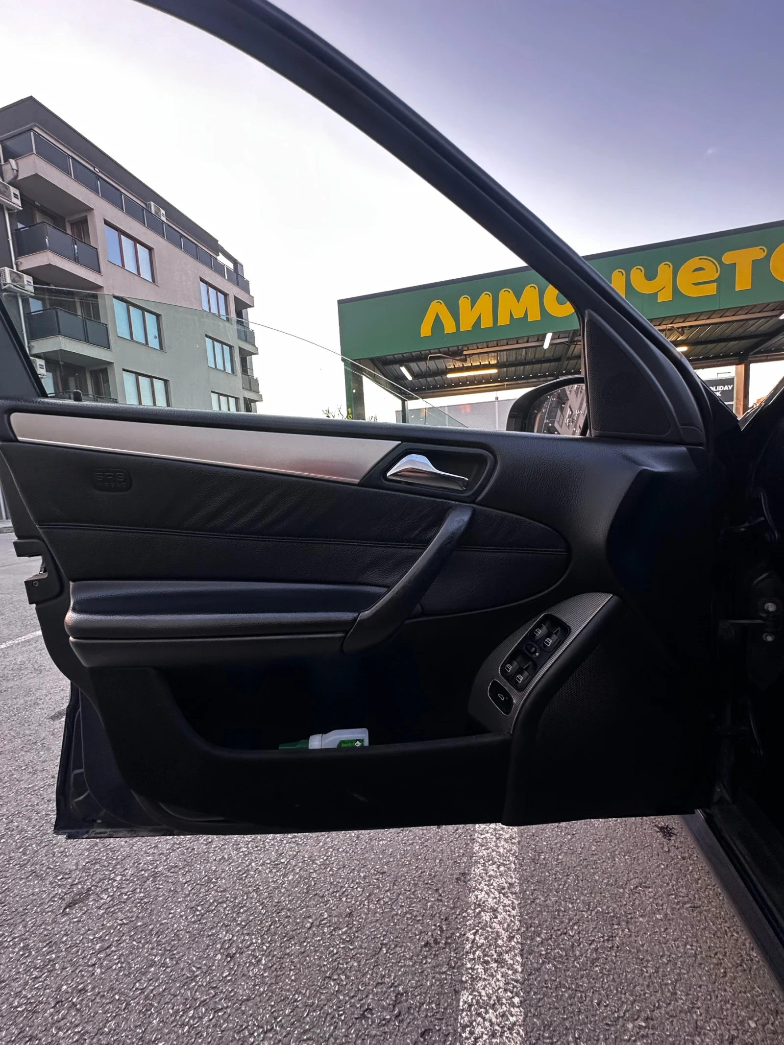 Mercedes-Benz C 200, снимка 10 - Автомобили и джипове - 54128995