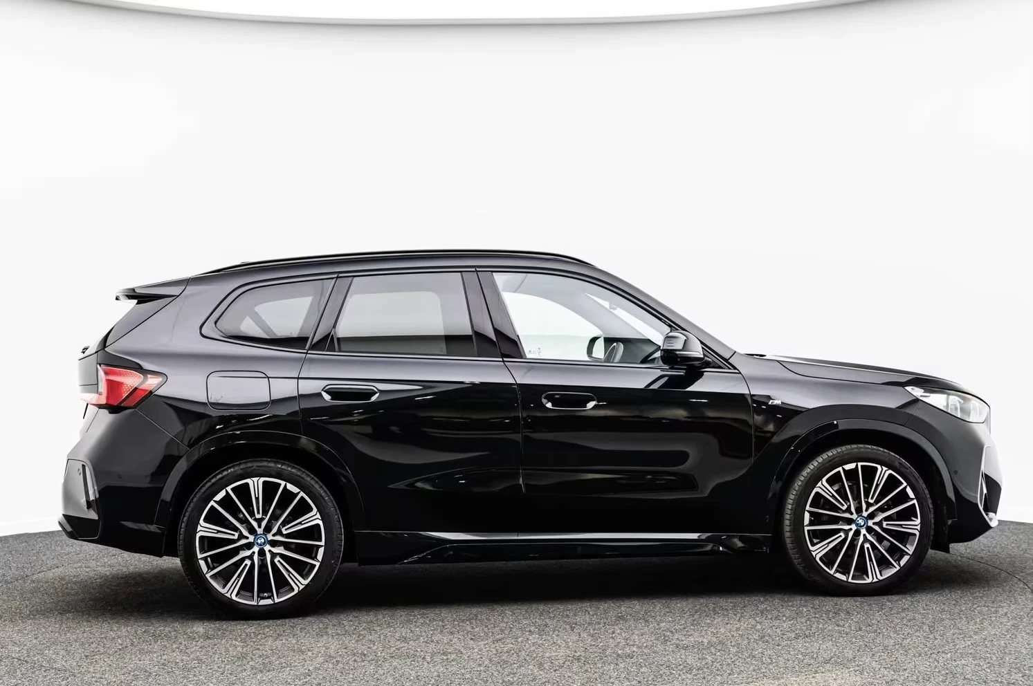 BMW iX1 30xDrive M-Sport 360* DISTR Ad.LED HUD Winter Pack | Mobile.bg � ����������� 4