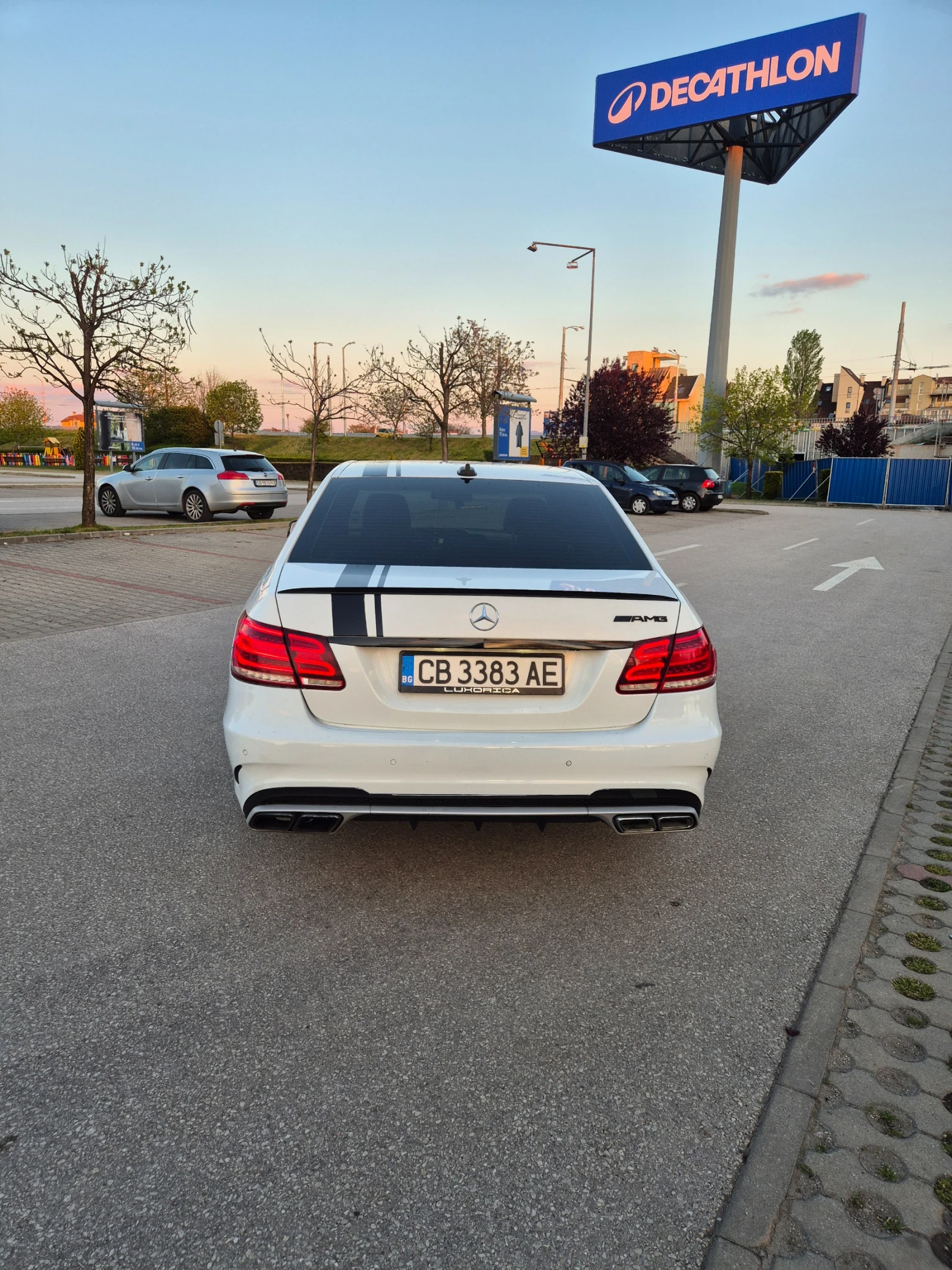 Mercedes-Benz E 220 AMG пакет Facelift , снимка 5 - Автомобили и джипове - 54402876