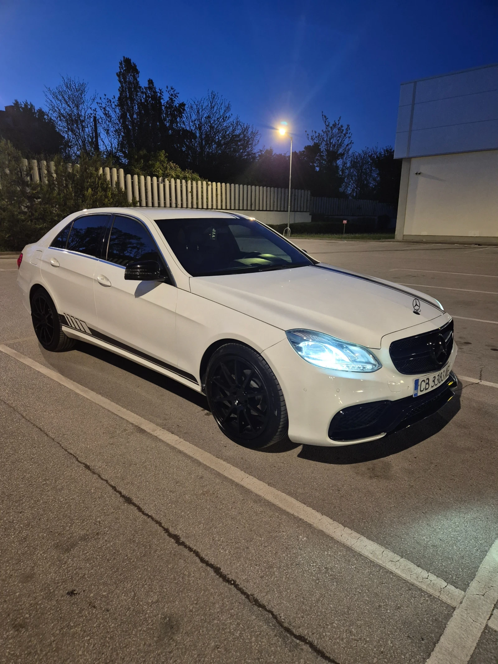 Mercedes-Benz E 220 AMG пакет Facelift , снимка 13 - Автомобили и джипове - 54402876