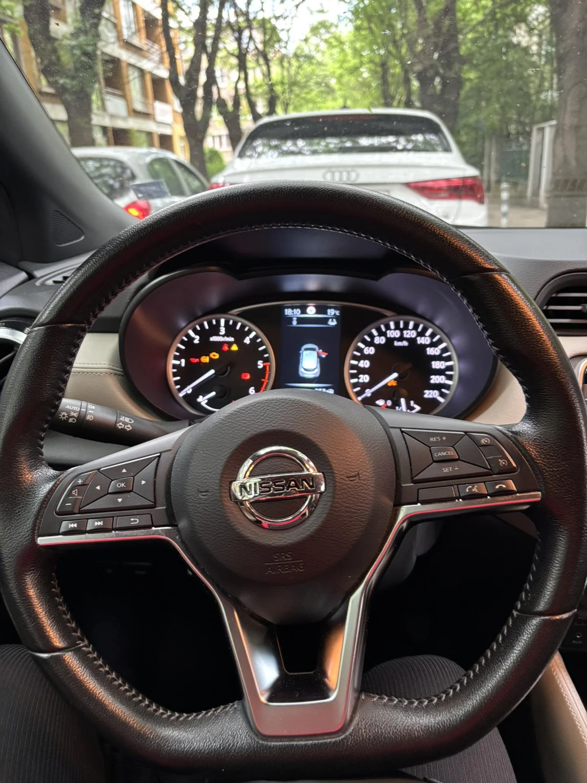 Nissan Micra Tekna, снимка 15 - Автомобили и джипове - 54661451