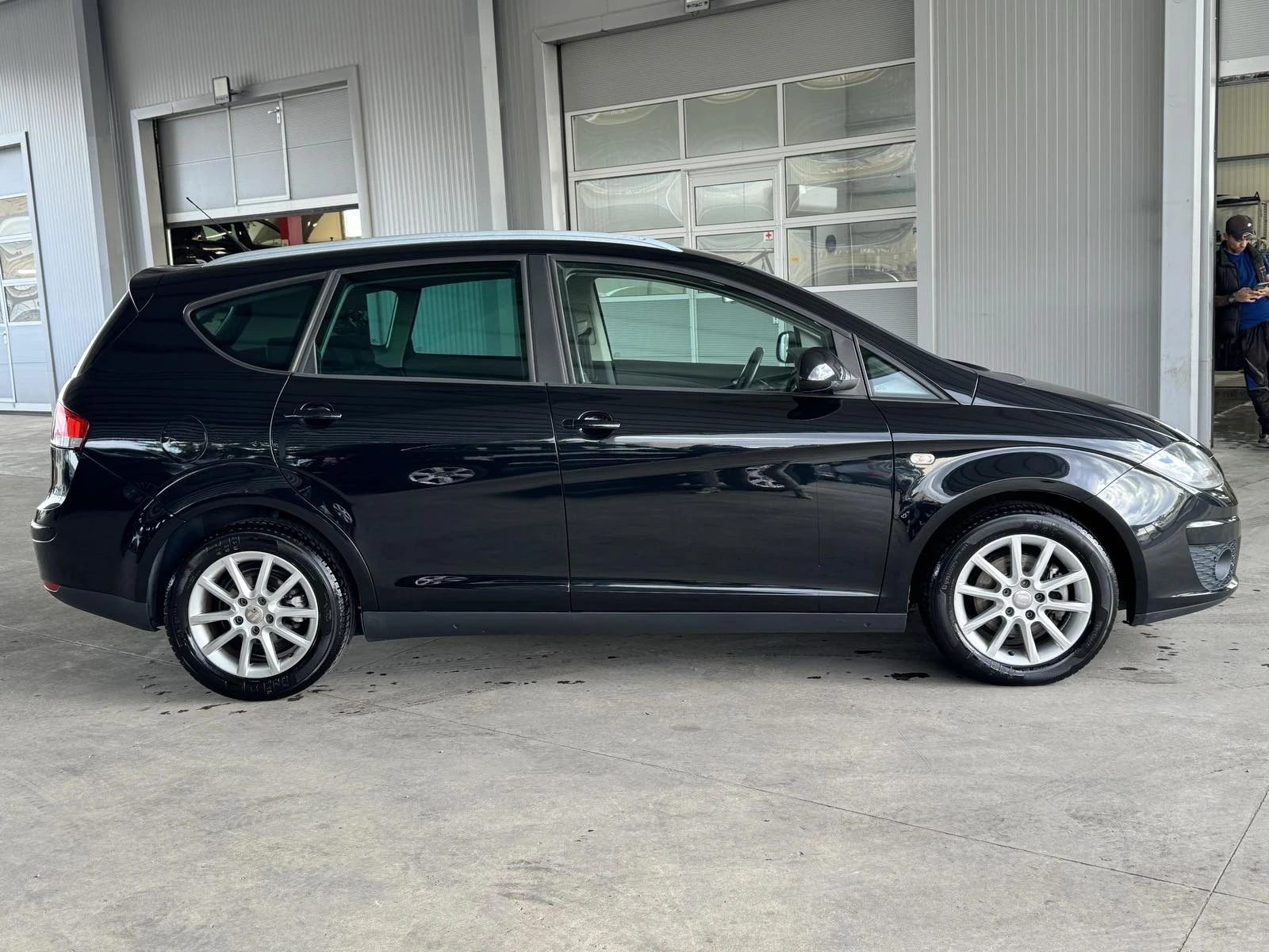 Seat Altea XL* TDI* 105ps* KЛИМАТРОНИК* АВТОПИЛОТ, снимка 2 - Автомобили и джипове - 55611157