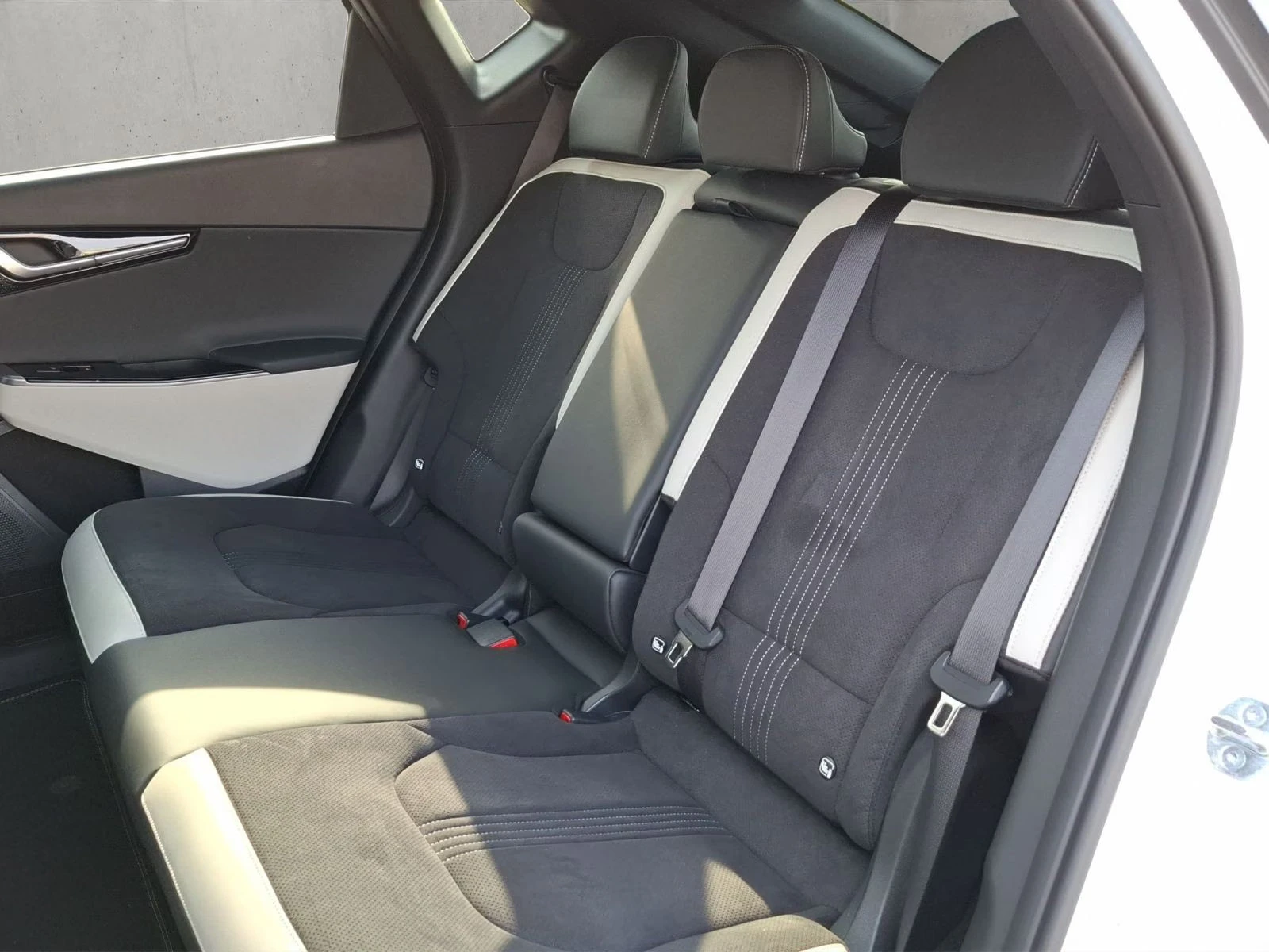 Kia EV6 GT-LINE/3205HP/AWD/CAM/CPLAY/HUD/MEMO/606q, снимка 14 - Автомобили и джипове - 55693953