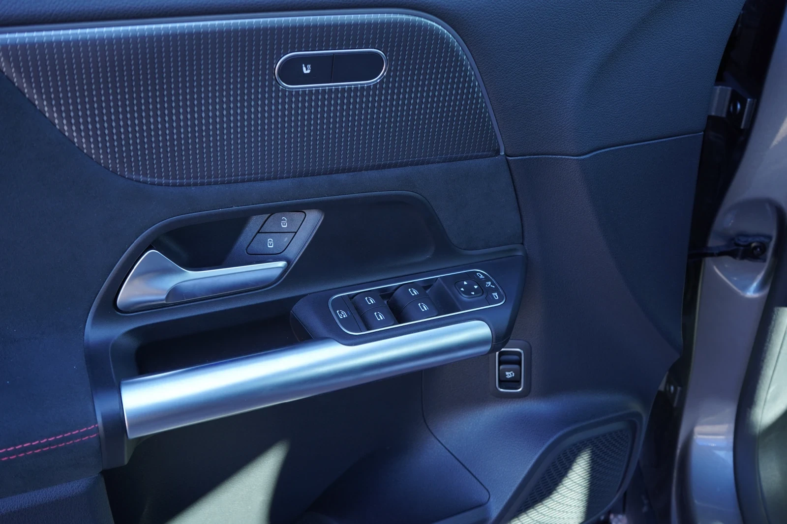 Mercedes-Benz EQA 250* AMG* NAVI* LED* 18"* CAMERA  - изображение 7