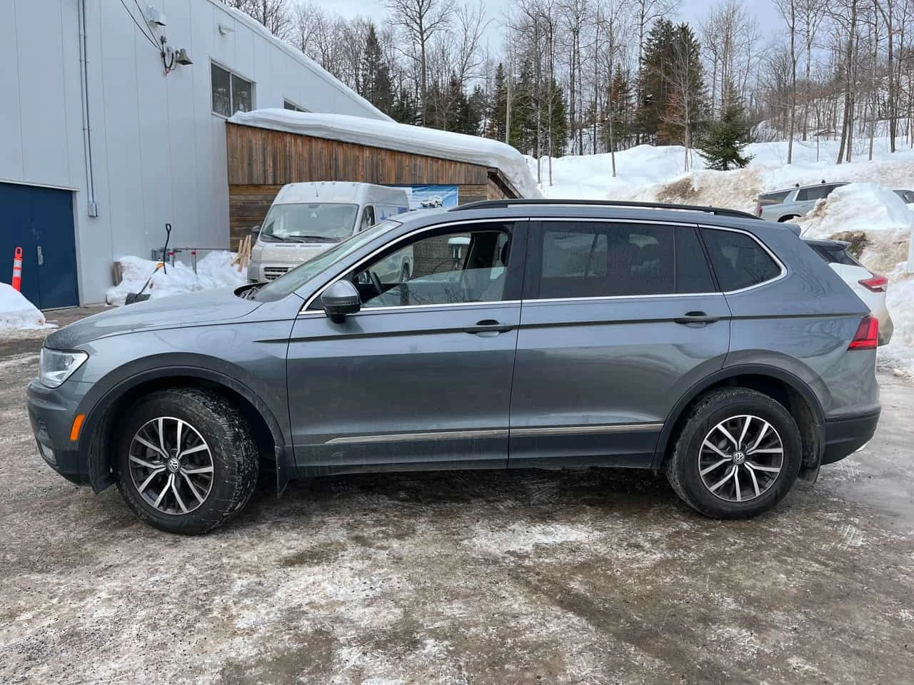 VW Tiguan /4MOTION /CARFAX / Лимитиран салон/Подгрев/Нави/ - изображение 3