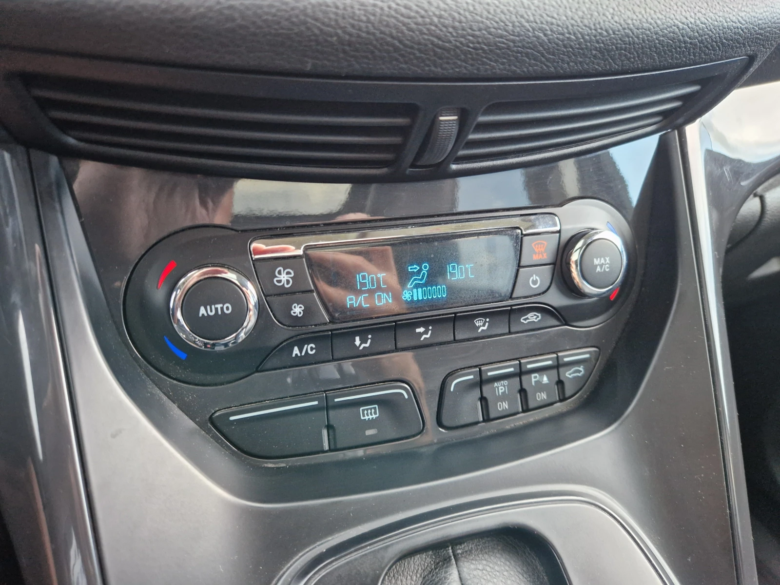 Ford Kuga 4x4 Панорама Подгрев, снимка 15 - Автомобили и джипове - 54789868