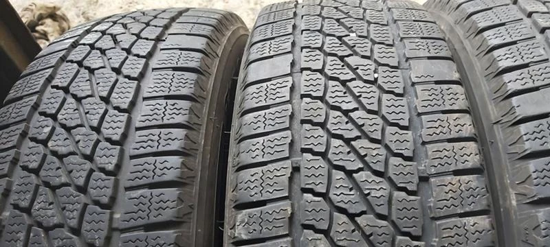 Гуми Зимни 215/65R16, снимка 4 - Гуми и джанти - 35123350