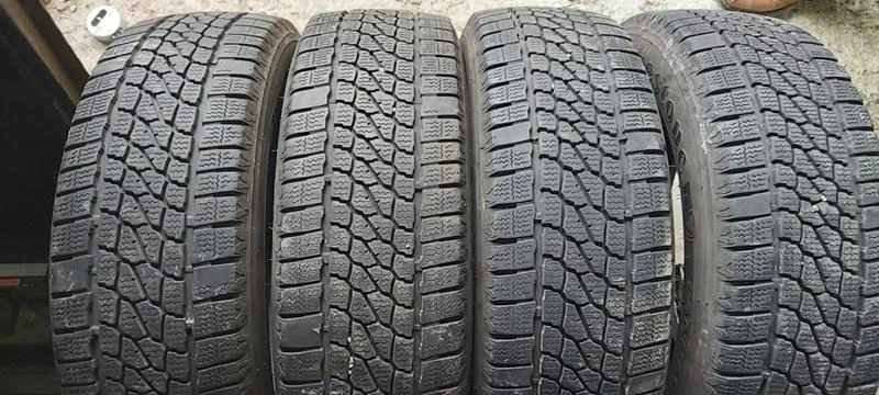 Гуми Зимни 215/65R16, снимка 1 - Гуми и джанти - 35123350