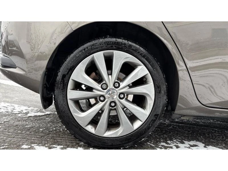 Toyota Auris 1.8 HSD Sol plus/Chic X, снимка 16 - Автомобили и джипове - 53329362