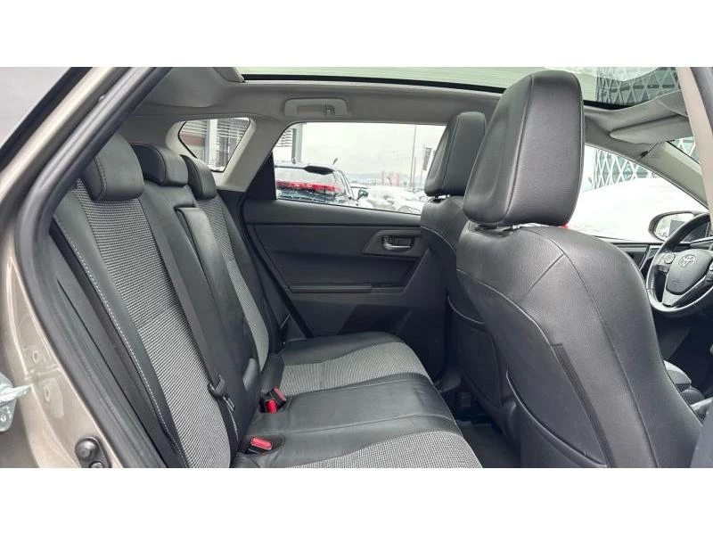 Toyota Auris 1.8 HSD Sol plus/Chic X, снимка 7 - Автомобили и джипове - 53329362