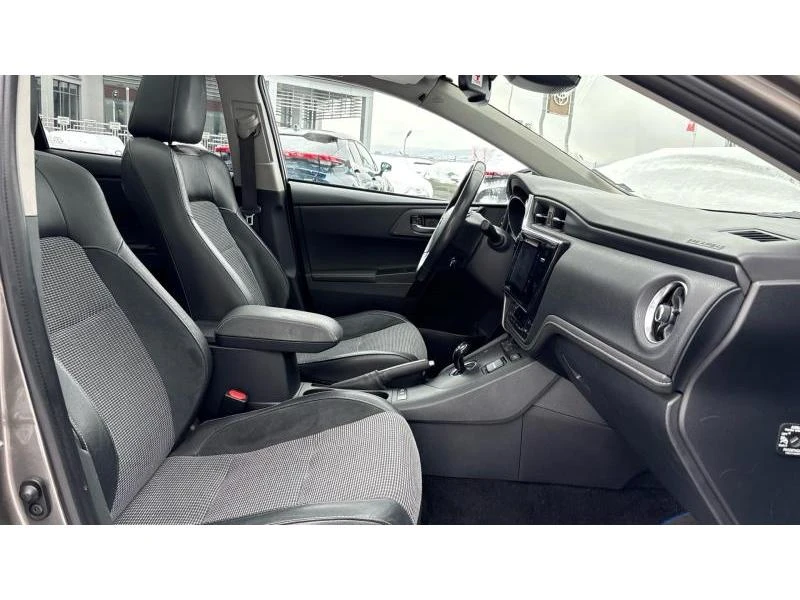 Toyota Auris 1.8 HSD Sol plus/Chic X, снимка 6 - Автомобили и джипове - 53329362