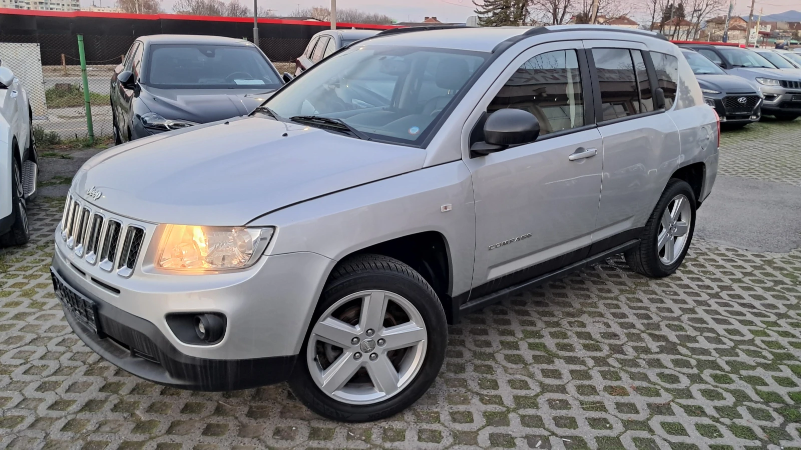 Jeep Compass 4X4 FULL ИЗКЛЮЧИТЕЛЕН СЕРВИ КНИЖ ОБСЛУЖ УНИКТ КОЖА, снимка 2 - Автомобили и джипове - 12765126