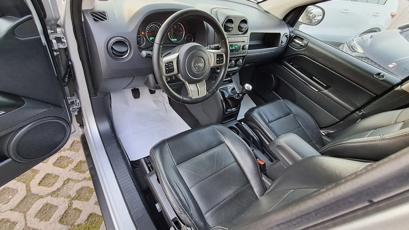 Jeep Compass 4X4 FULL ИЗКЛЮЧИТЕЛЕН СЕРВИ КНИЖ ОБСЛУЖ УНИКТ КОЖА, снимка 6 - Автомобили и джипове - 12765126