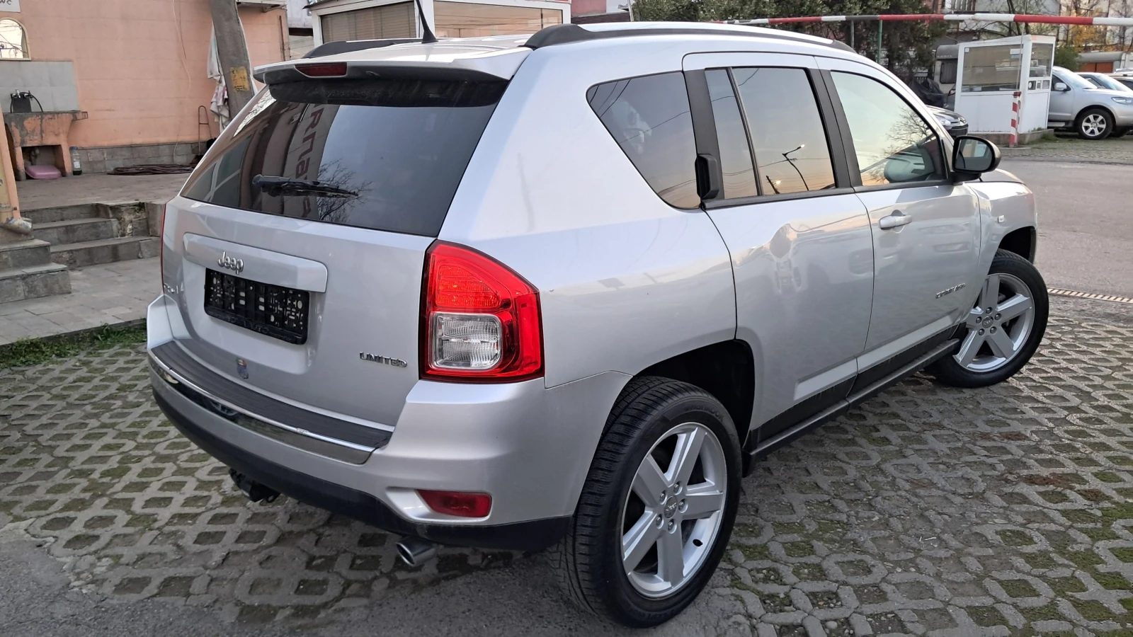 Jeep Compass 4X4 FULL ИЗКЛЮЧИТЕЛЕН СЕРВИ КНИЖ ОБСЛУЖ УНИКТ КОЖА, снимка 4 - Автомобили и джипове - 12765126