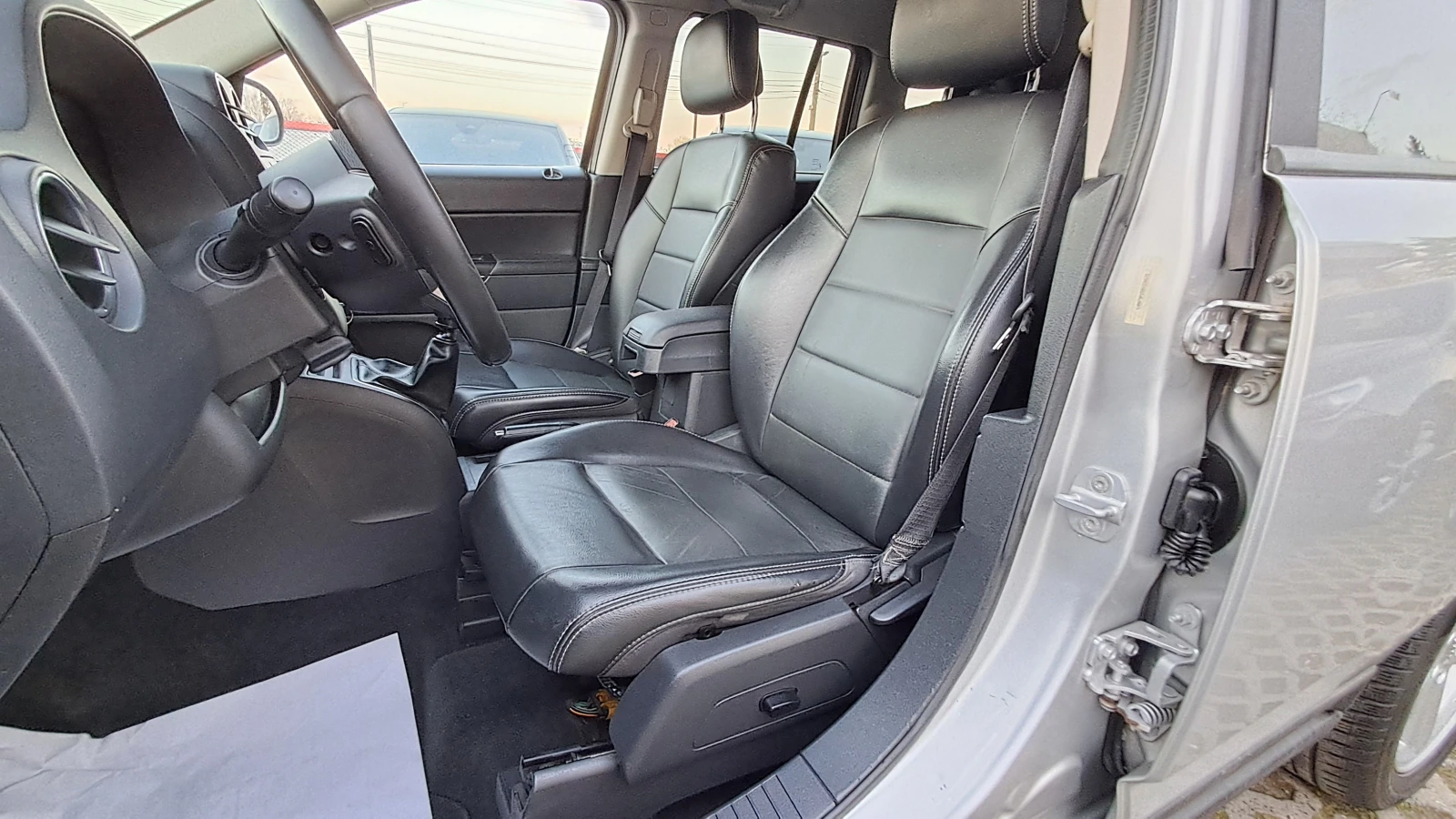 Jeep Compass 4X4 FULL ИЗКЛЮЧИТЕЛЕН СЕРВИ КНИЖ ОБСЛУЖ УНИКТ КОЖА, снимка 7 - Автомобили и джипове - 12765126