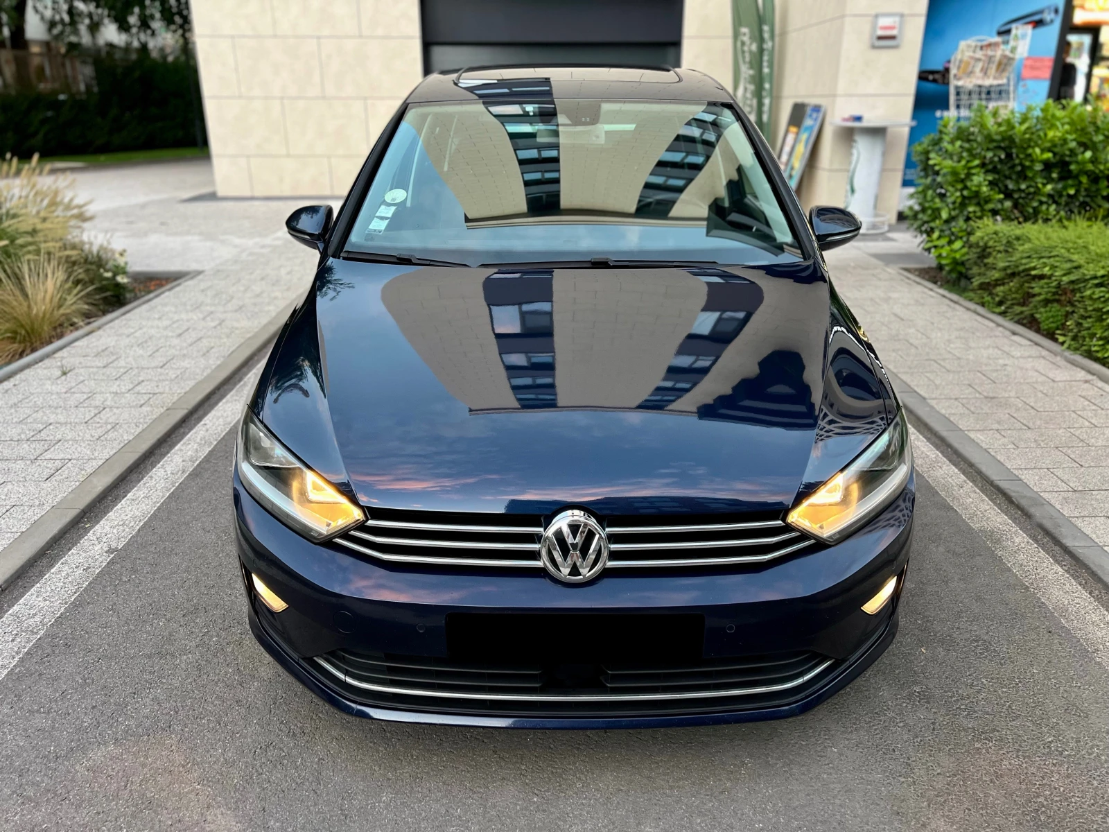 VW Golf 2.0 TDI 150к.с. SPORTSVAN HIGHLINE AUTOMATIC - изображение 2