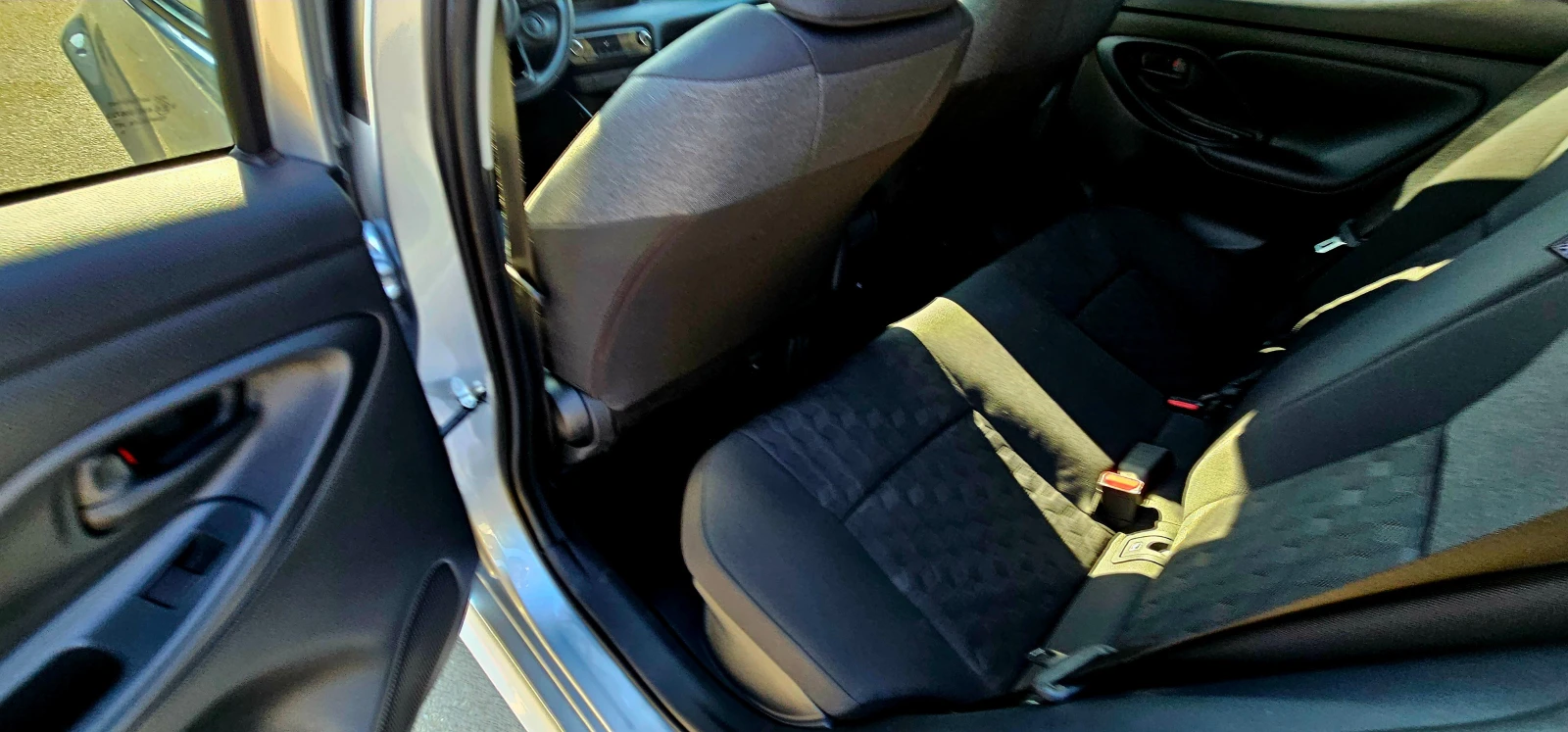 Toyota Yaris 1.5  Hybrid  - изображение 8