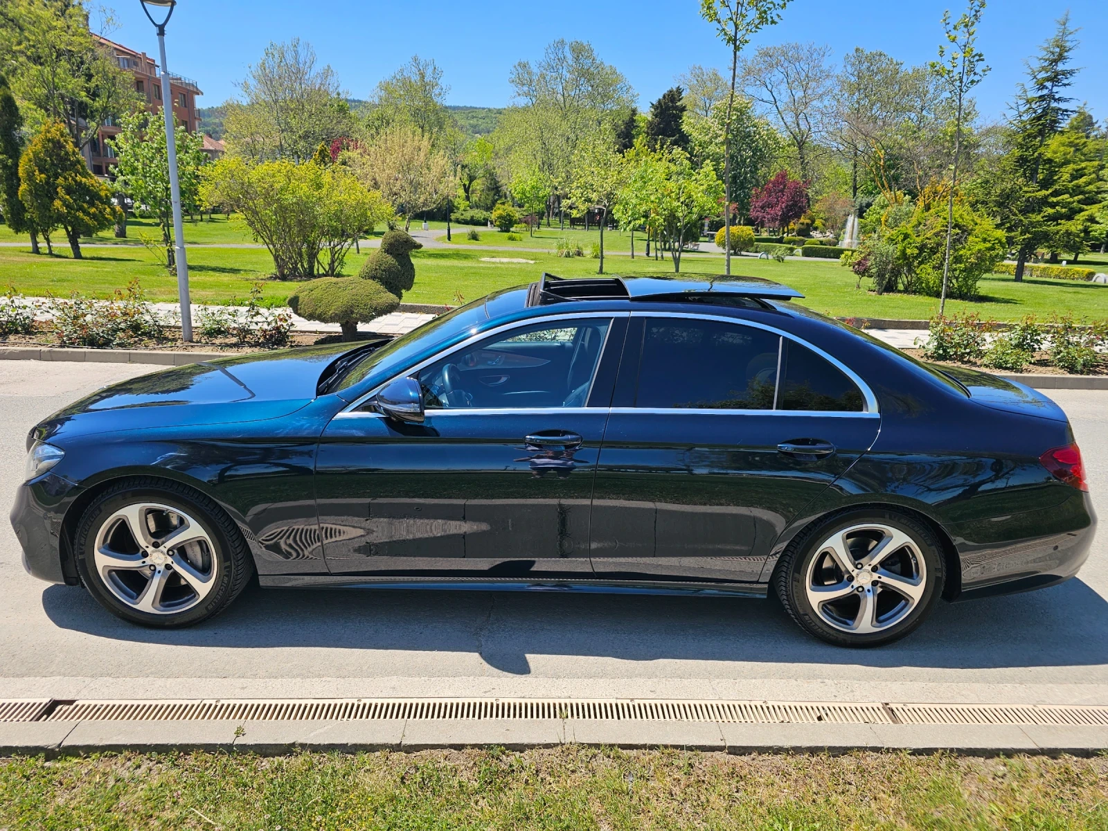 Mercedes-Benz E 220 9G TRONIC AMG, снимка 5 - Автомобили и джипове - 54576426