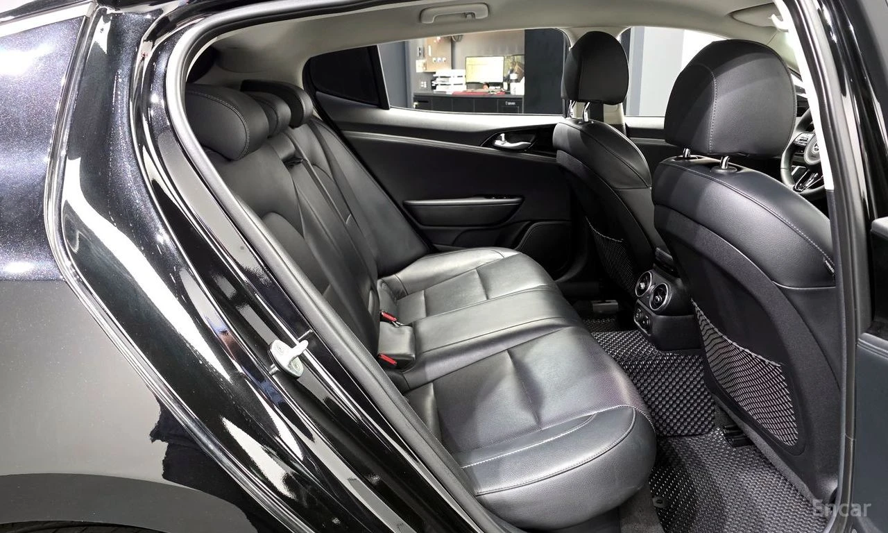 Kia Stinger 2.2 AWD* PLATINUM* ПОДГРЕВ* ОБДУХВАНЕ* НАВИГАЦИЯ* , снимка 8 - Автомобили и джипове - 54740661