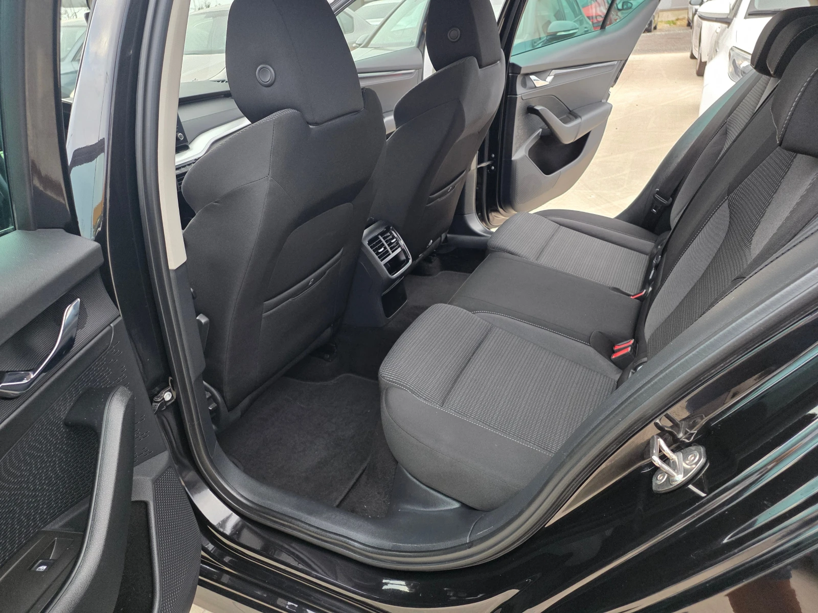 Skoda Octavia С Гаранция 2.0TDI-А/Т, снимка 12 - Автомобили и джипове - 55791718