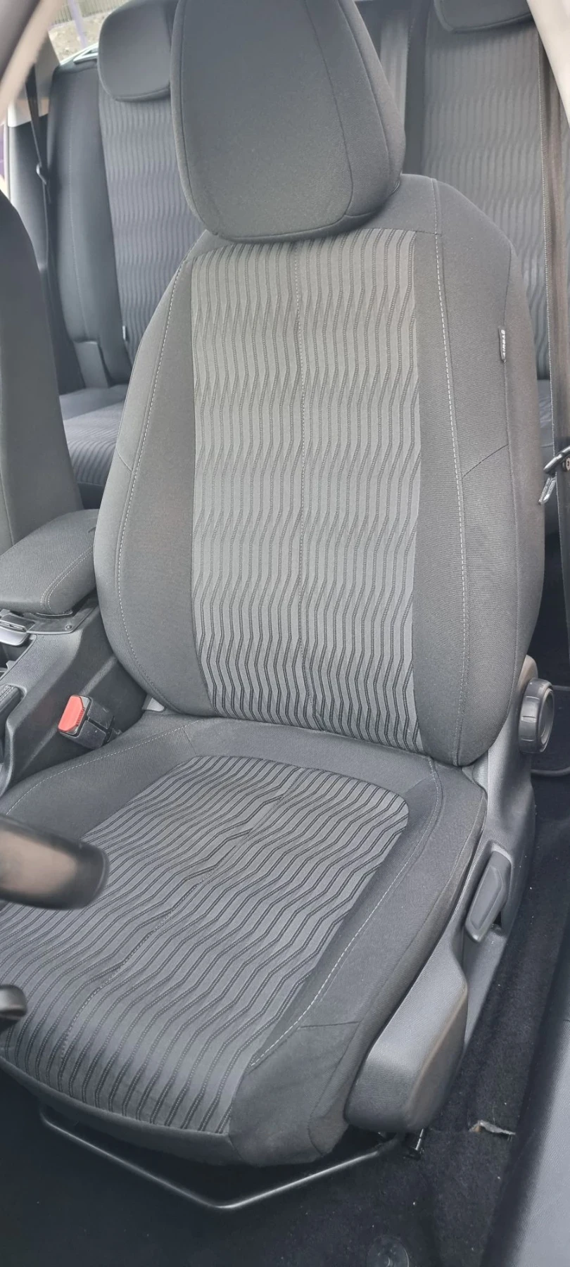 Peugeot 308 1.6 Blue -HDI Bisiness Pack, снимка 13 - Автомобили и джипове - 56011324
