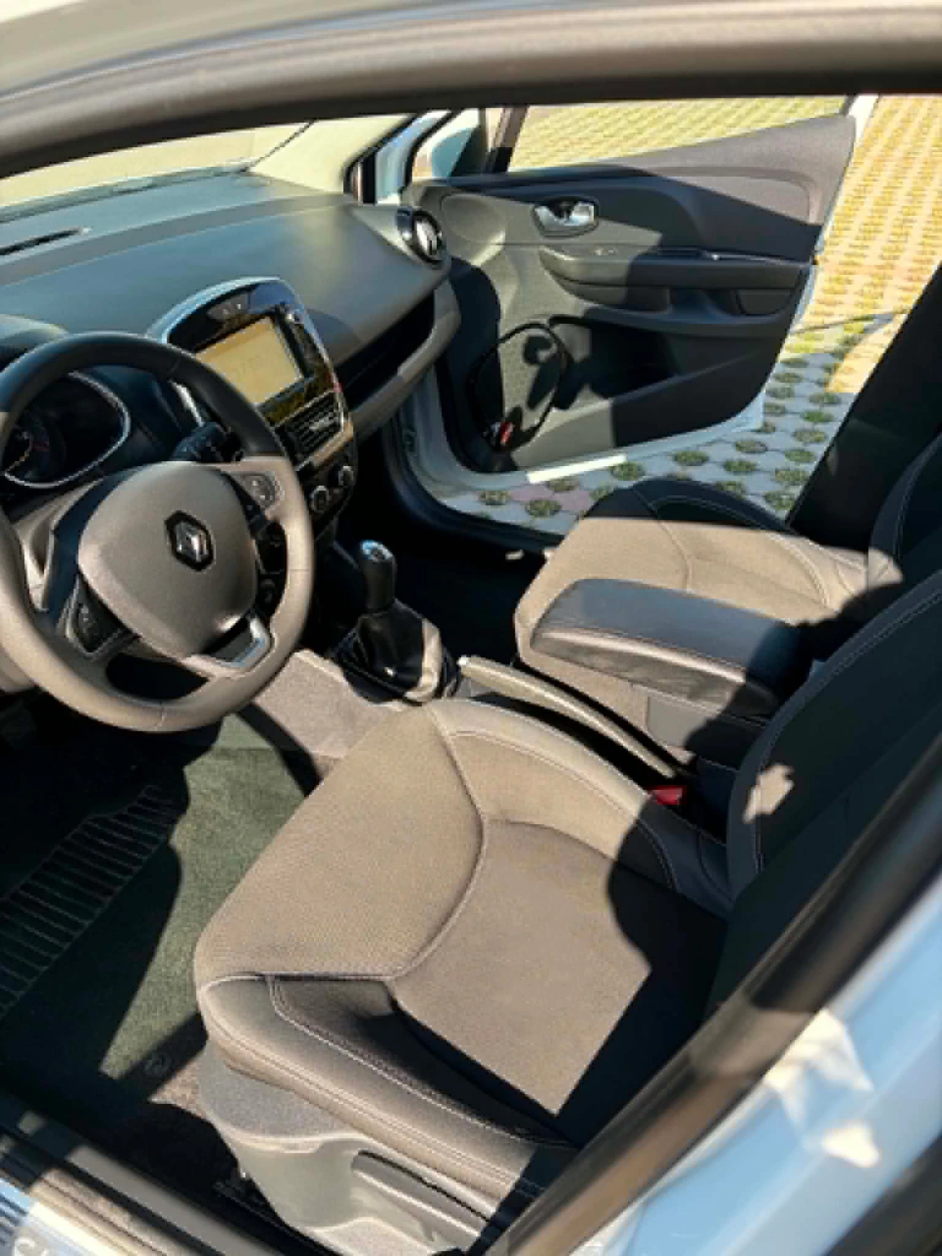 Renault Clio 1.5, снимка 10 - Автомобили и джипове - 55989619
