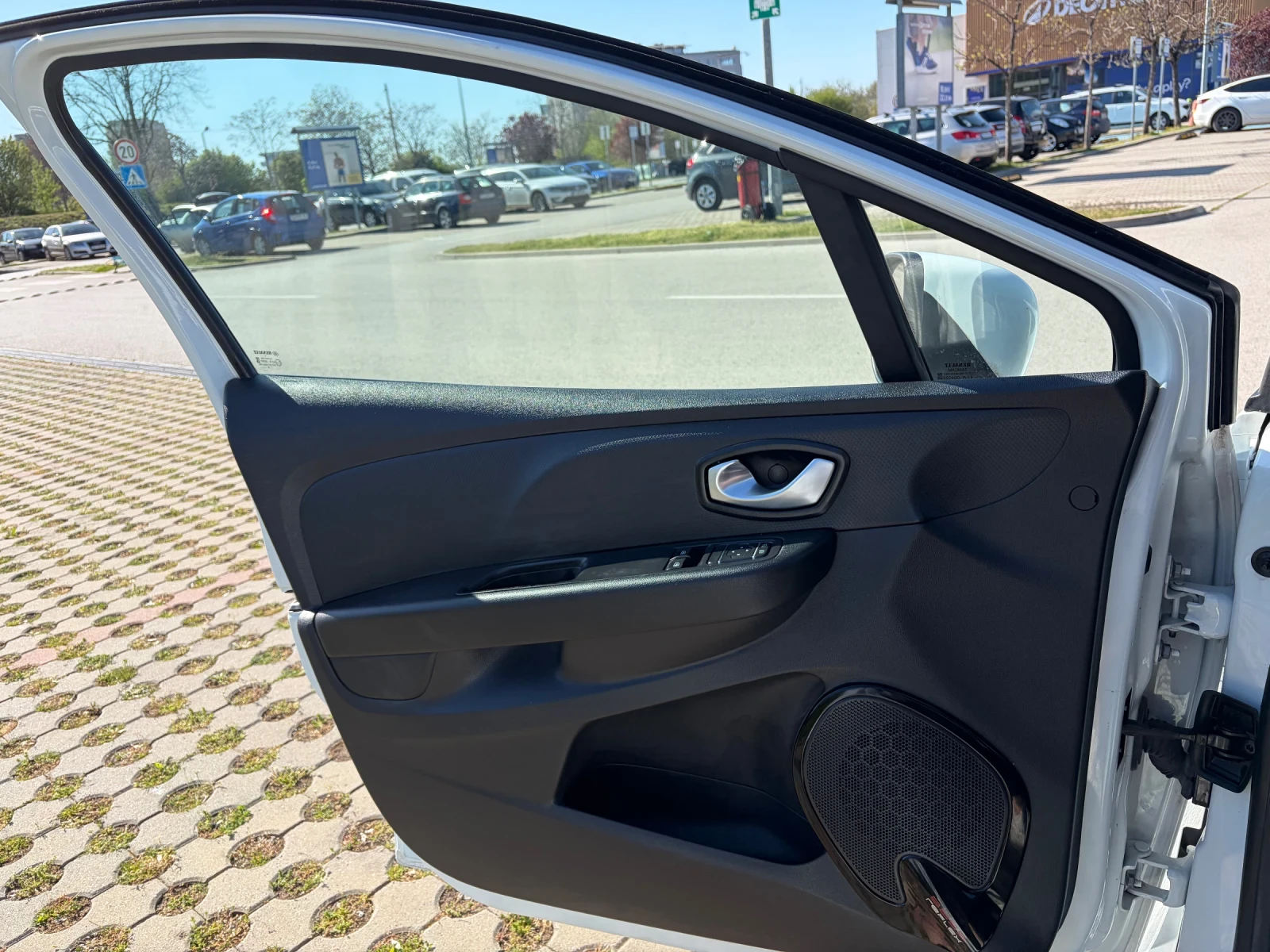 Renault Clio 1.5, снимка 8 - Автомобили и джипове - 55989619