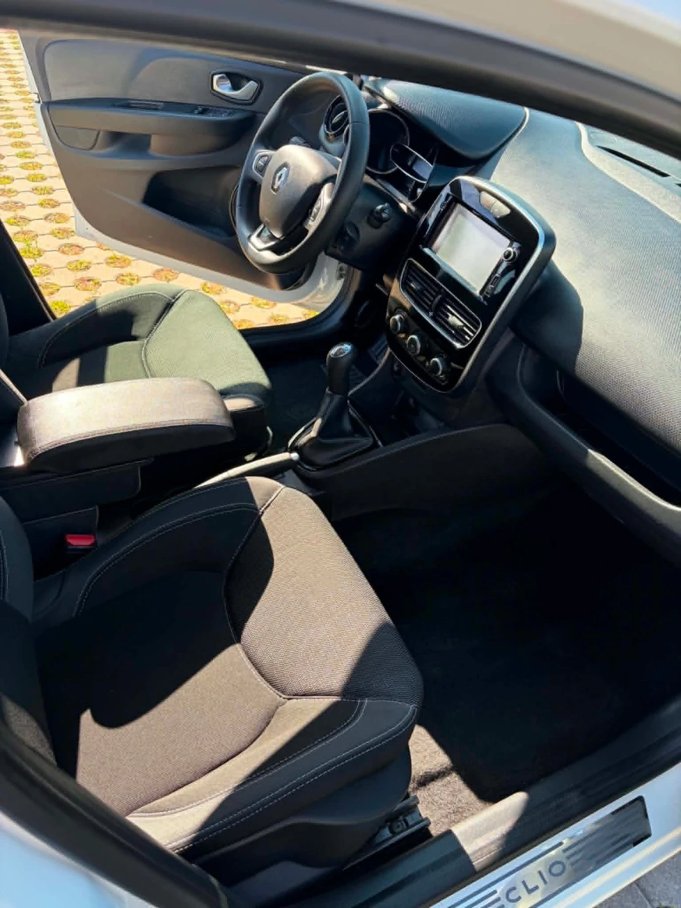 Renault Clio 1.5, снимка 11 - Автомобили и джипове - 55989619