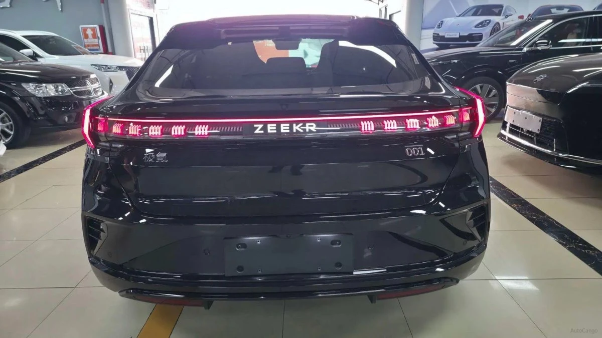 Zeekr 001 * Ambient* Keyless* Pano* , снимка 5 - Автомобили и джипове - 56061251