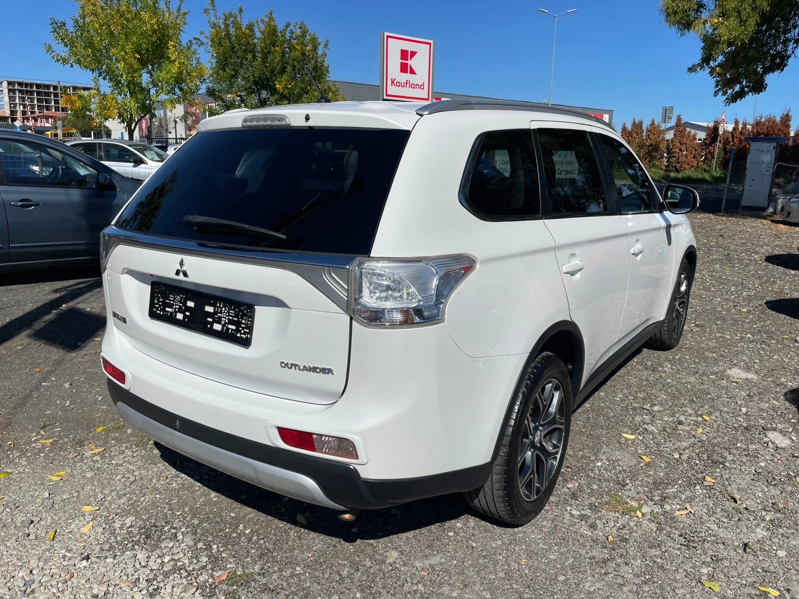 Mitsubishi Outlander 2.2D 4x4 CH AUTOMAT NAVI 7m Face - изображение 4