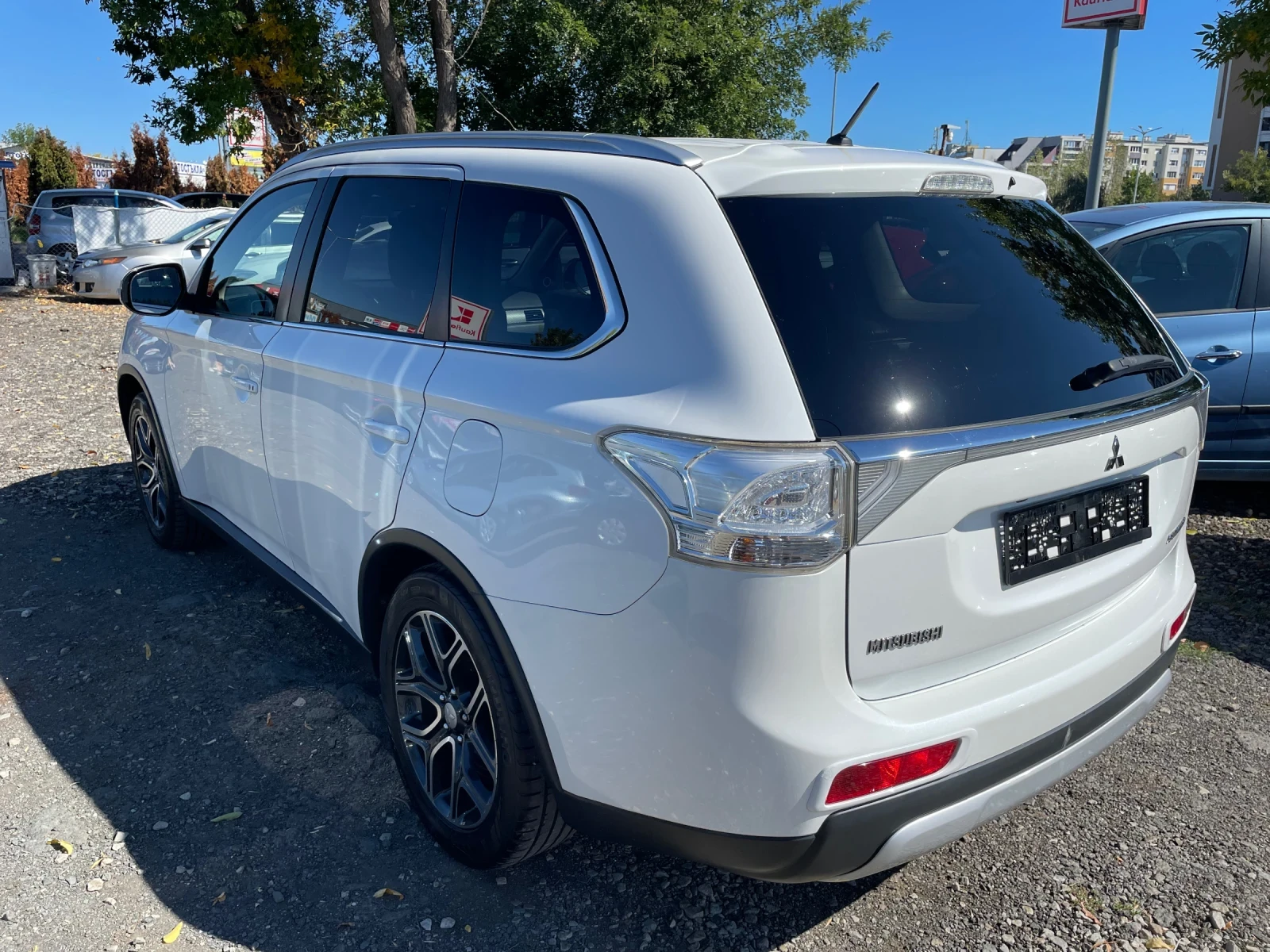 Mitsubishi Outlander 2.2D 4x4 CH AUTOMAT NAVI 7m Face - изображение 6