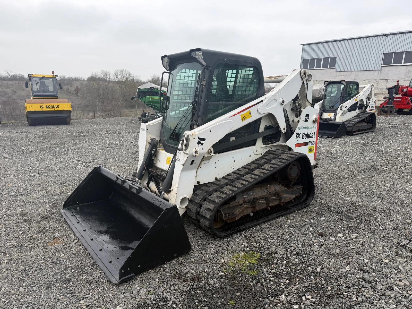 Мини челни товарачи Bobcat T650 С КОФА И ВИЛИЦИ ЛИЗИНГ - изображение 3