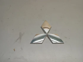 емблема предна броня  Мицубиши Спейс Стар 1.2 бензин