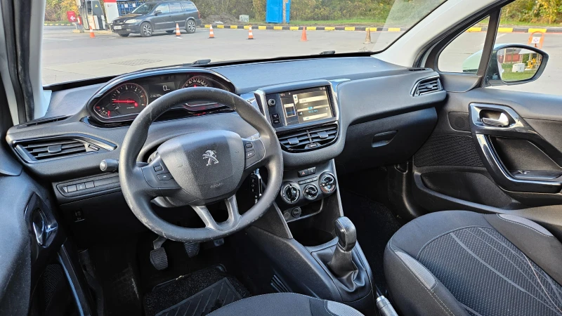 Peugeot 208 1.4 Hdi Klima/Navig, снимка 9 - Автомобили и джипове - 52345929