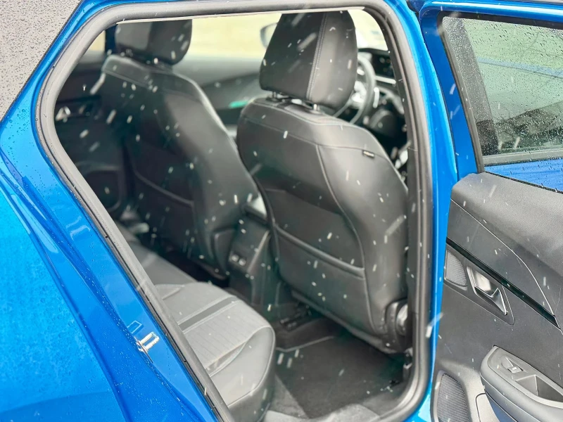 Peugeot 2008 1.2i 130кс * Автоматик* * CarPlay* * Led* , снимка 14 - Автомобили и джипове - 53410995