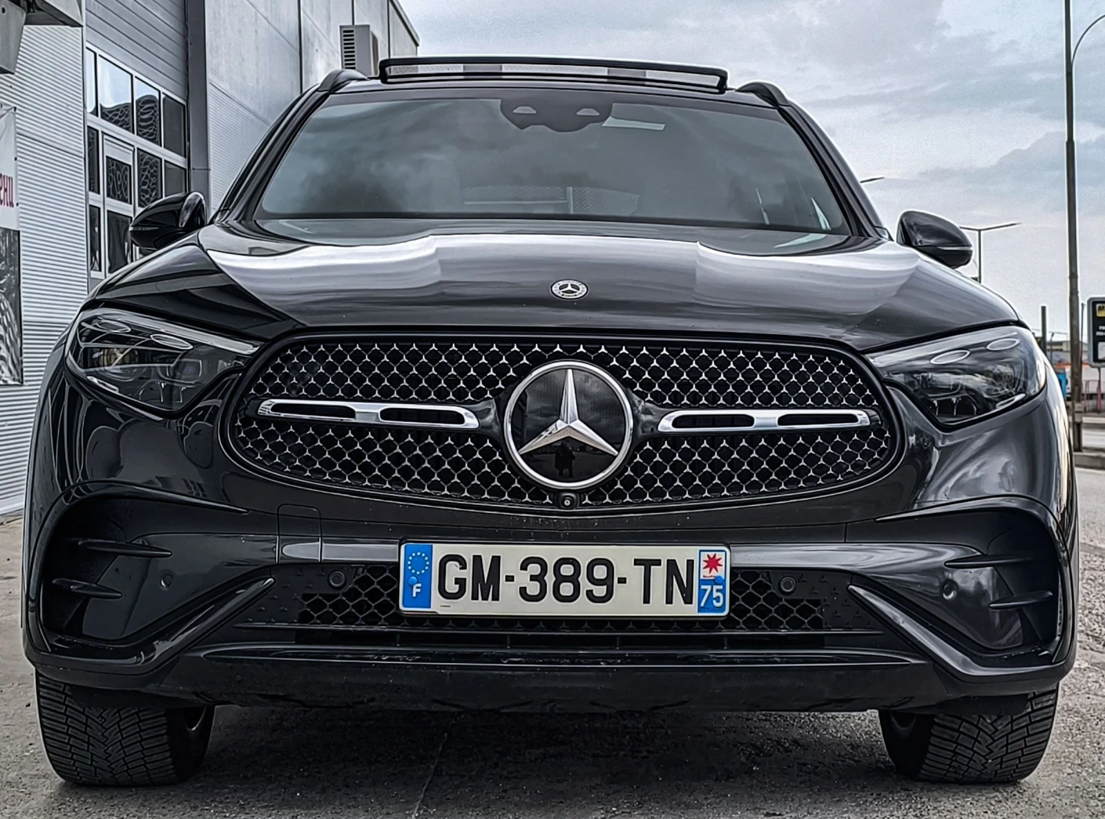 Mercedes-Benz GLC 220 D* AMG-LINE* 4-MATIC* AIRMATIC* PANO* KEYLESS* 360, снимка 2 - Автомобили и джипове - 52575819