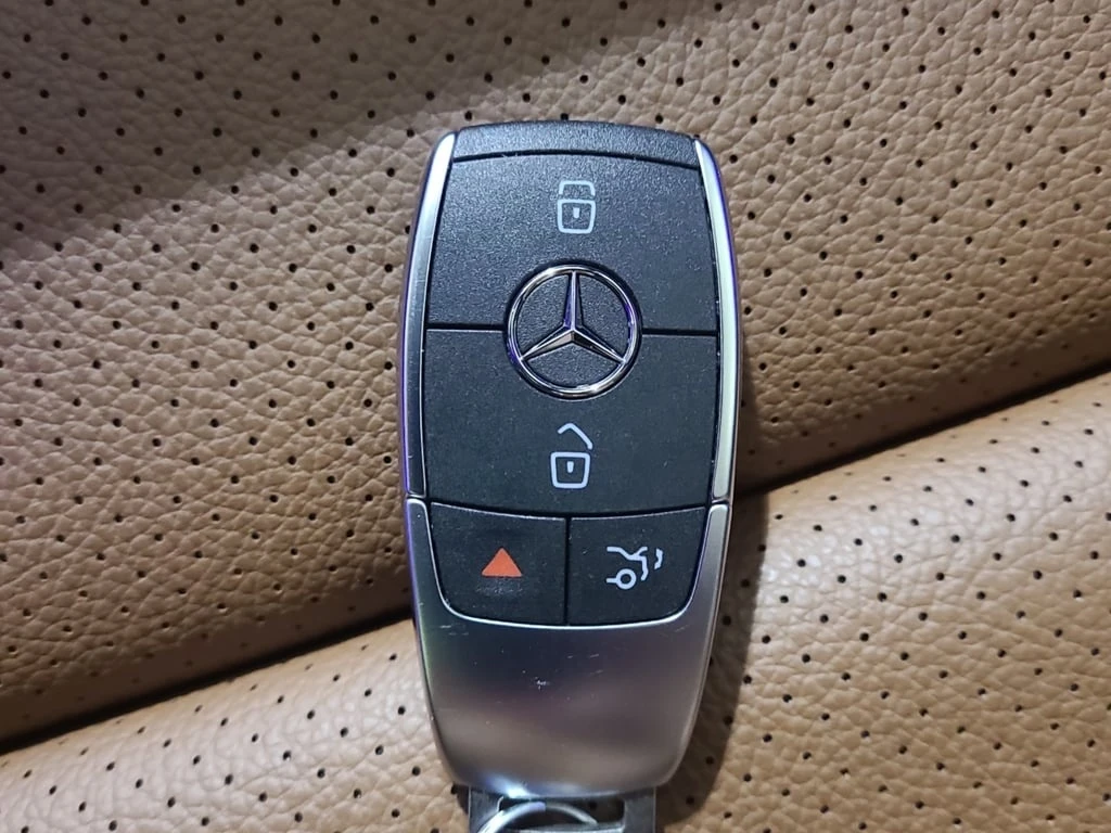 Mercedes-Benz GLC 300 * CARFAX *  - изображение 8